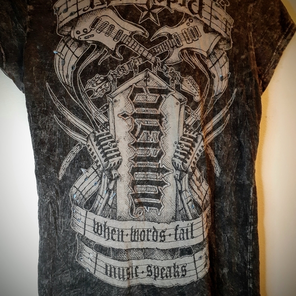 Red Chapter Clothing Women's Music Themed Top - Picture 5 of 5